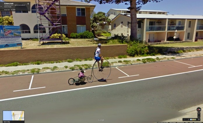 Pillados en Google Maps con un animal en una bici.
