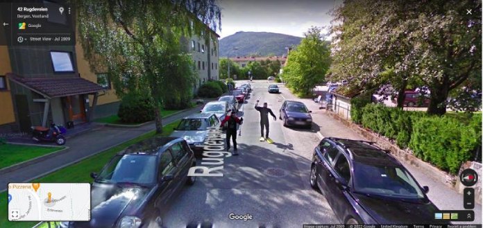 Pillados en Google Maps usando traje de buzo.