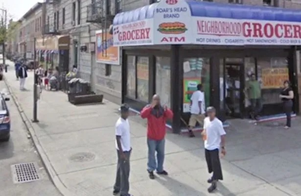Pillados en Google Maps haciendo ventas ilegales en una esquina.