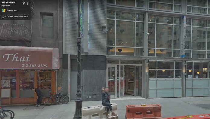Una persona pillada haciendo una señal grosera en el Google Street View.
