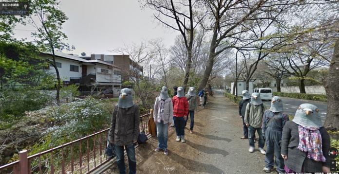 Pillados en Google Maps vestidos con perturbadores trajes de palomas.