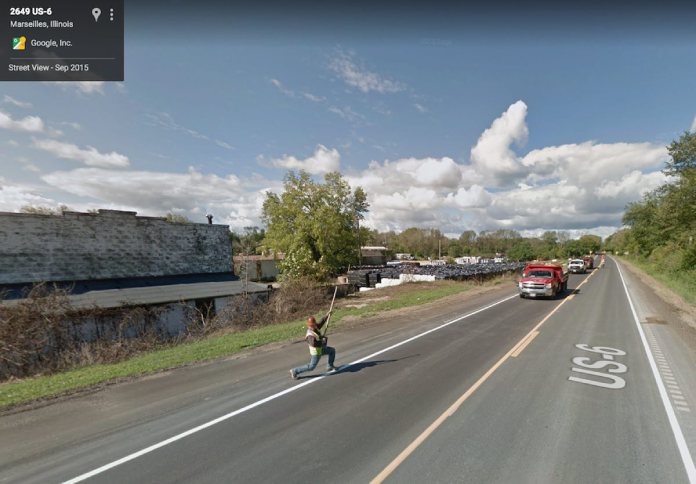 Pillados en Google Maps tocando una guitarra imaginaria en medio de la calle.