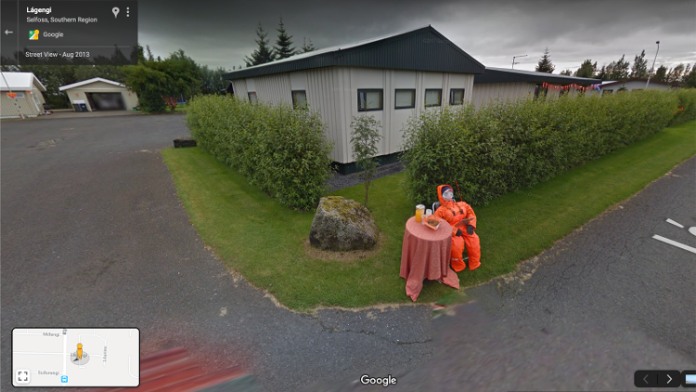 Pillados en Google Maps con un traje de aislamiento en la calle.