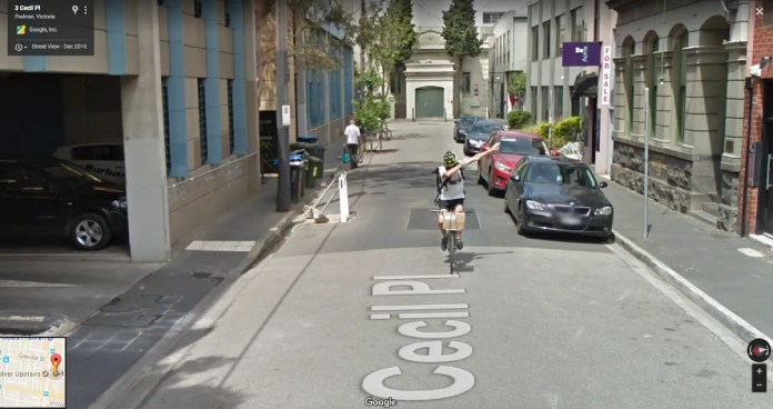 Pillados en Google Maps haciendo seña de victoria sobre una bici.