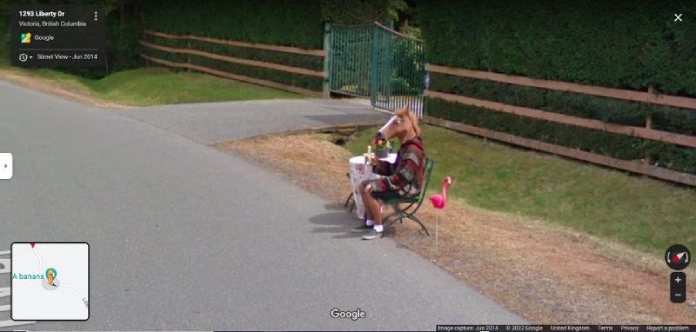 Una persona con disfraz de caballo comiendo un plátano entre los pillados de Google Maps.