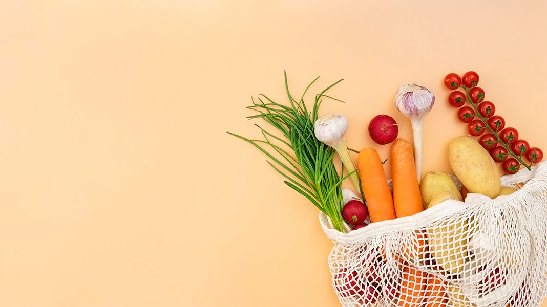 verduras ecológicas dentro de una malla