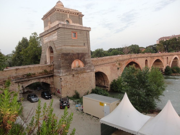 Roma como ciudad del amor: El puente Milvio.