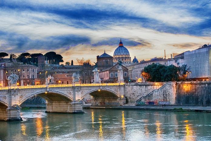 Río Tíber en Roma, ciudad del amor.