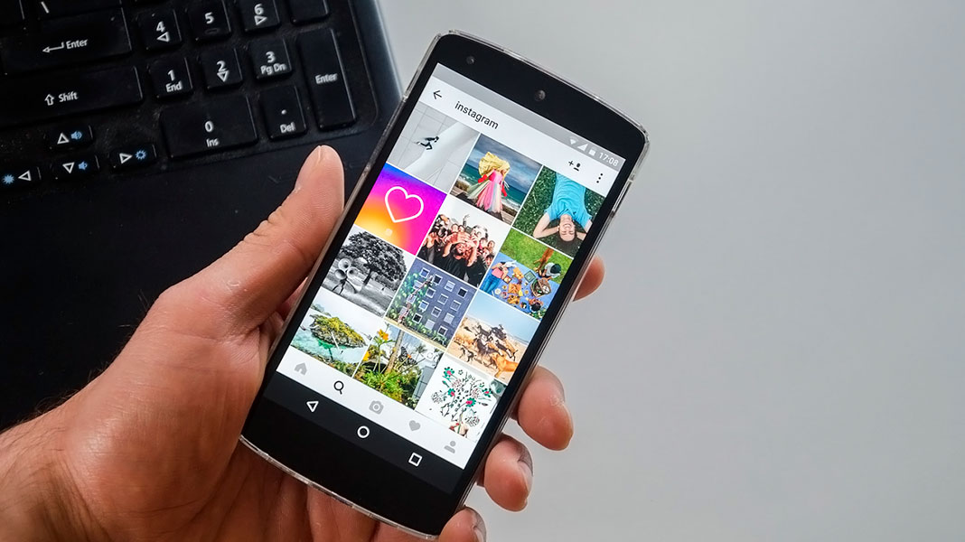 mano sujetando un smartphone con la aplicación de Instagram abierta