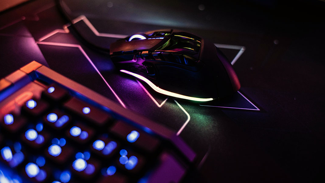 Detalle de un ratón y un teclado gamer