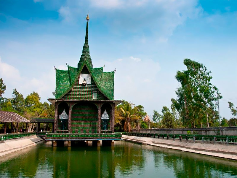 Un templo hecho con un millón de botellas de cerveza se alza en la selva.