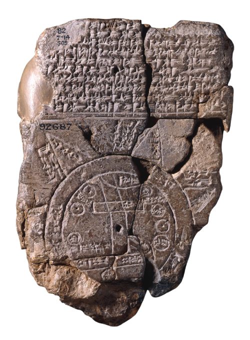 Tabla muy antigua con escritos y símbolos babilónicos.