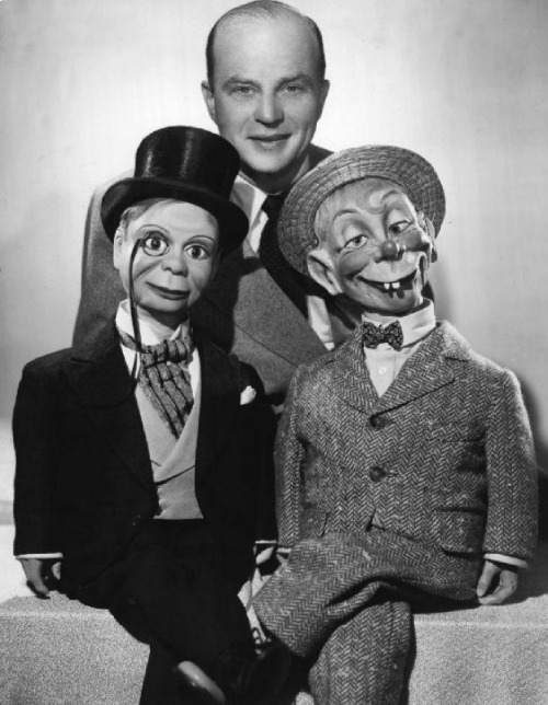 Edgar Bergen con sus marionetas famosas.