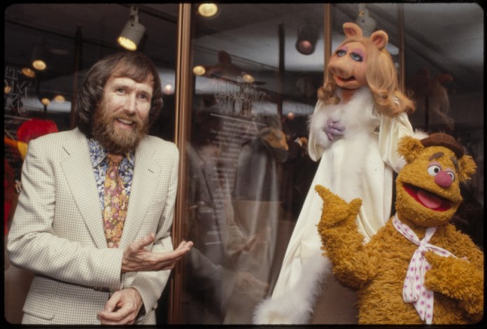 Jim Henson uno de los titiriteros famosos conocido por ser el creador de las famosas marionetas Muppets.