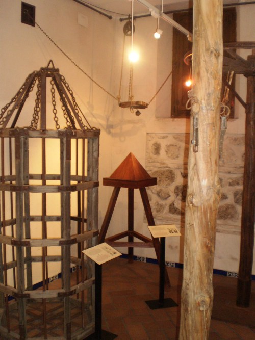 Dispositivo de torturas medievales similares a un asiento, pero en lugar de ser plano, tiene una pirámide.