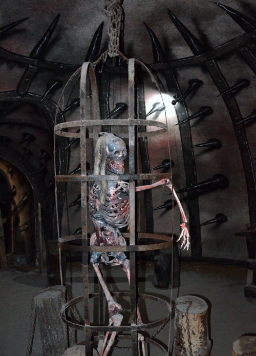 Esqueleto en una jaula de torturas.