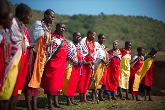 Grupo de habitantes de la tribu Malasái con trajes coloridos, estos no habitan en una región similar a la de la tribu bubal.