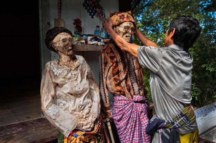 Ritual de paseo de los muertos en Tana Toraja.