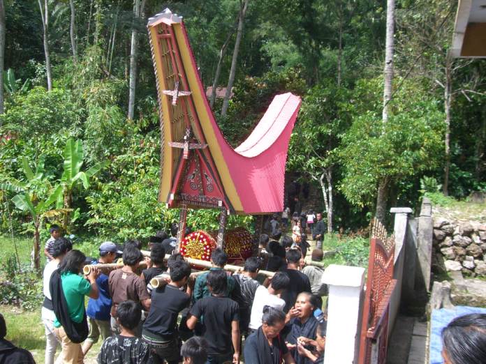 Rambú Tuka de la tribu Toraja.